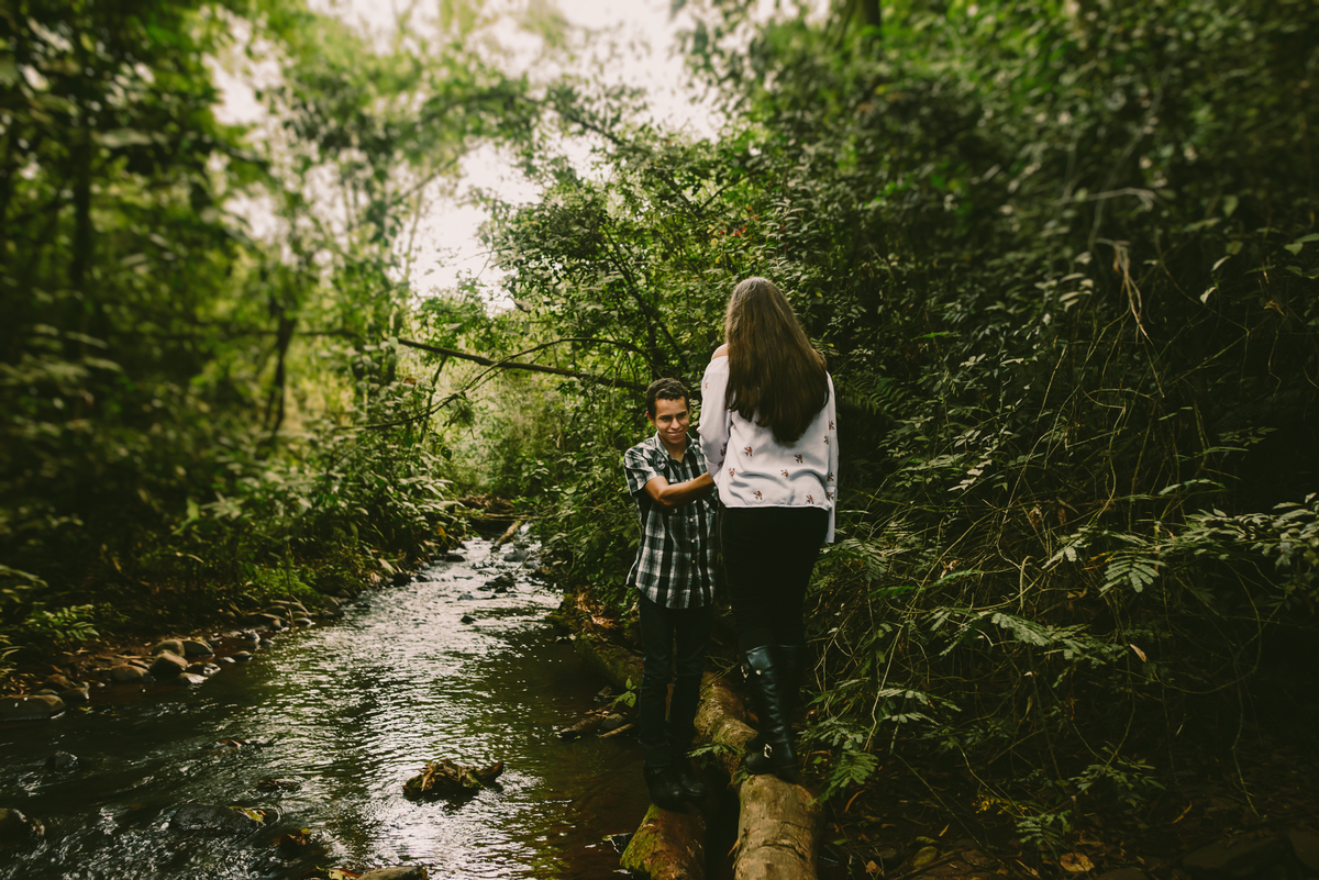 ensaio de casal na trilha, ensaio de casal aventureiro, pré wedding, ensaio de noivos, ensaio de casal divertido