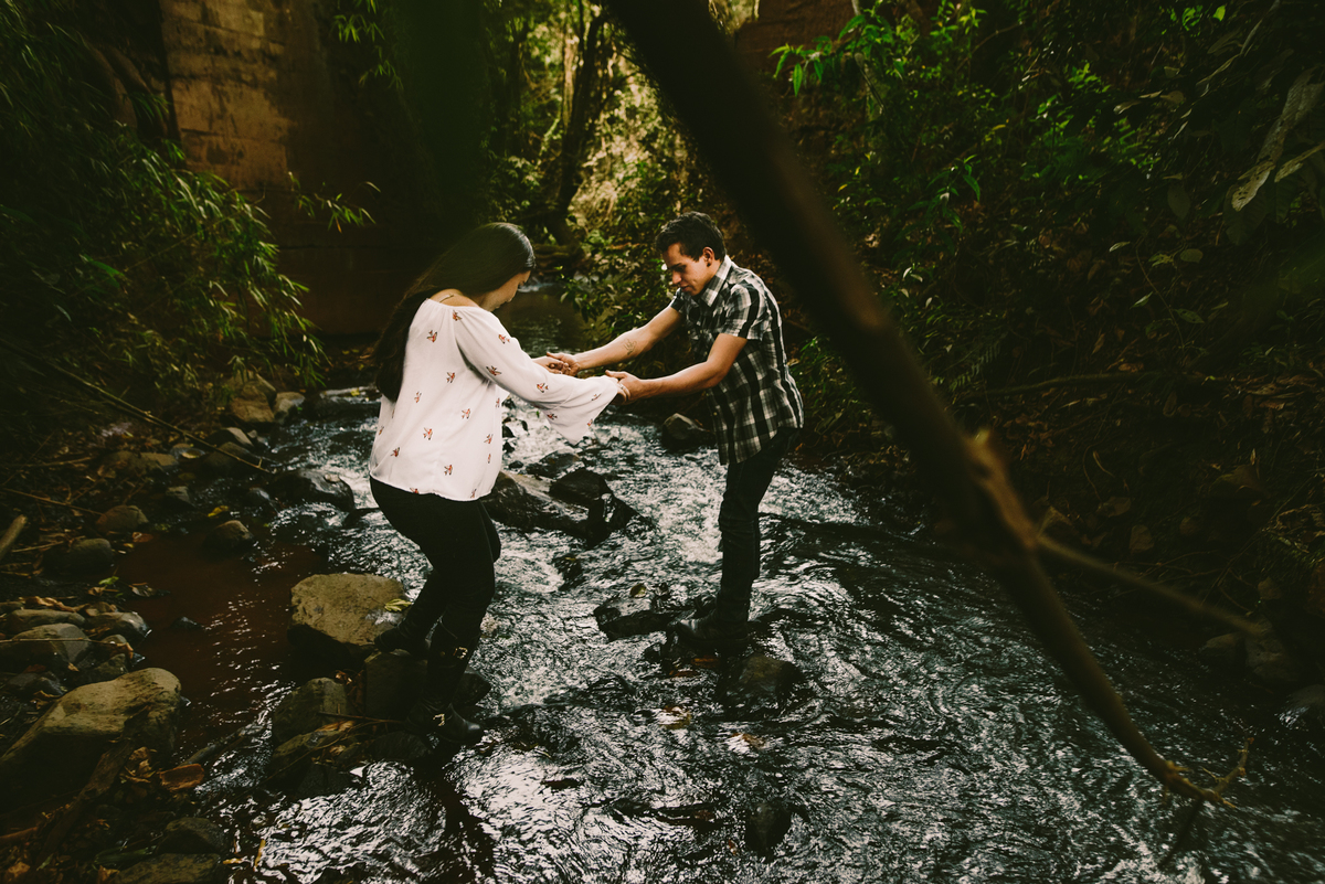 ensaio de casal na trilha, ensaio de casal aventureiro, pré wedding, ensaio de noivos, ensaio de casal divertido