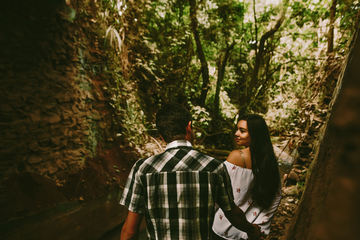 ensaio de casal na trilha, ensaio de casal aventureiro, pré wedding, ensaio de noivos, ensaio de casal divertido