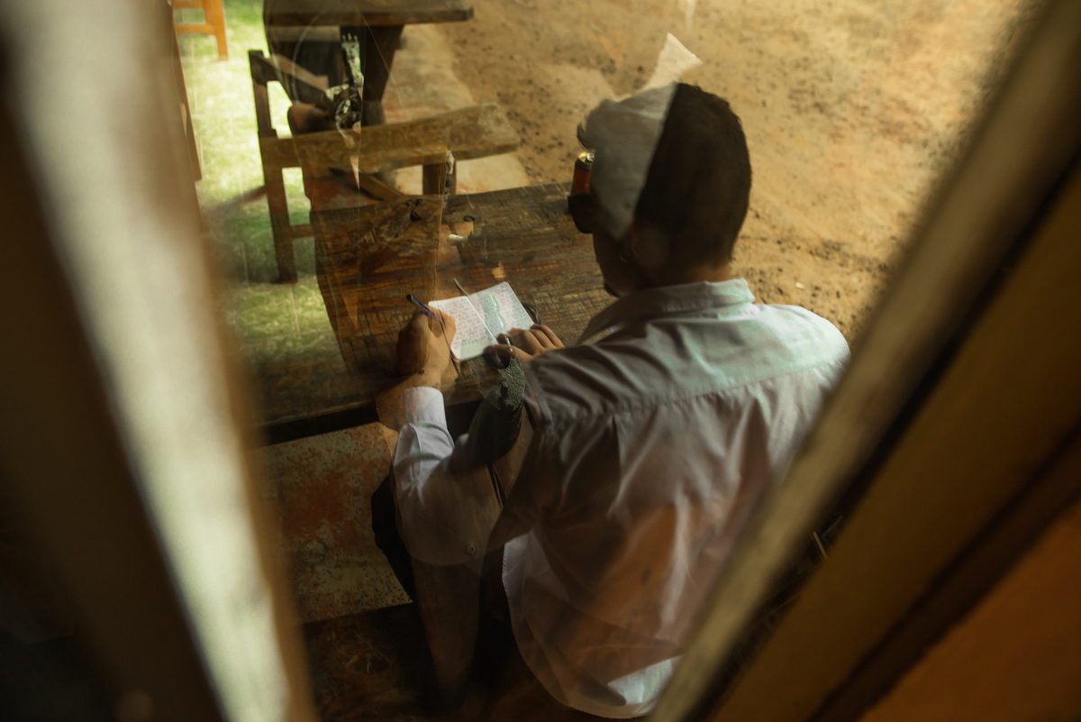 Casamento Intimo, Hotel fazenda Luar de Agosto, Noivo, Preparativos casamento intimo, Elopement Wedding Faxinal-PR, Elopment Wedding Londrina PR,  Casamento Intimo Parana, Casamento Intimo, noivo escrevendo votos do casamento intimo