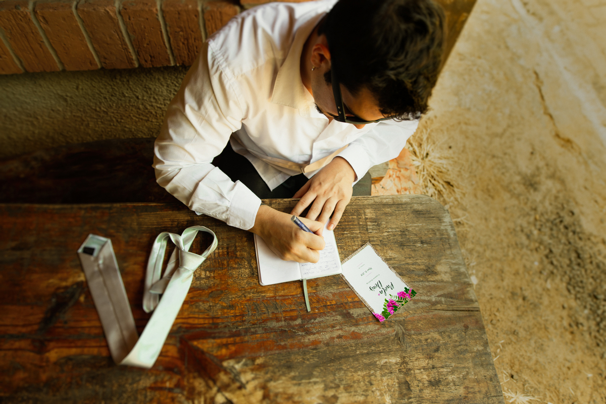 Elopement Wedding Londrina PR,  Casamento Intimo Parana, Casamento Intimo, noivo escrevendo votos do casamento 