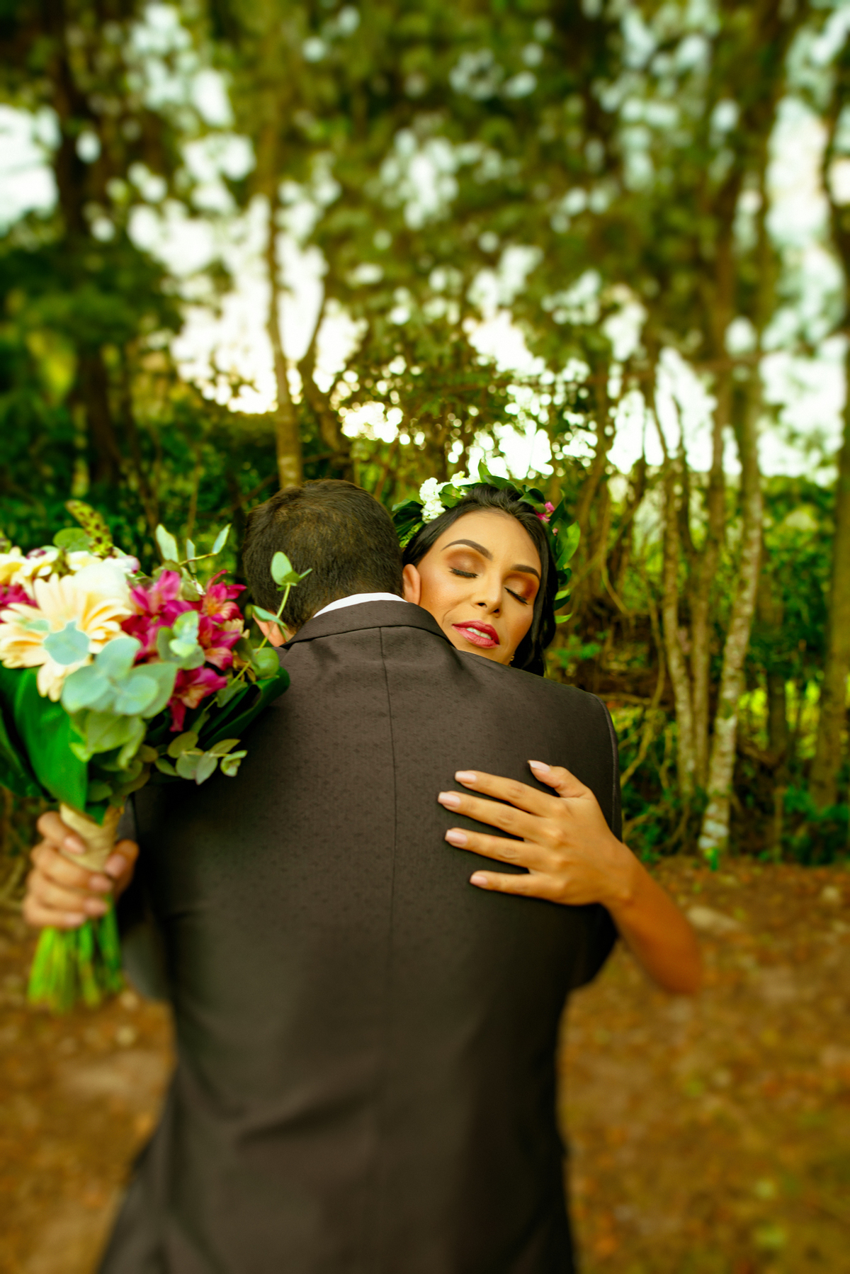 ABRAÇO DOS NOIVOS, CASAMENTO INTIMO HOTEL FAZENDA LUAR DE AGOSTO, ELOPEMENT WEDDING, BUQUE DA NOIVA, MOMENTO NOIVOS, FOTOGRAFO DE CASAMENTO FLORIANOPOLIS, FOTOGRAFIA DE CASAMENTO EM LONDRINA, CASAMENTO PARANA, MINI WEDDING