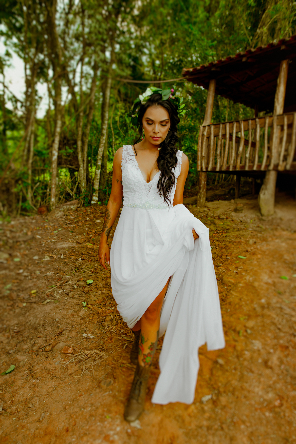VESTIDO DE NOIVA BOHO CHIQUE, NOIVA TATUADA, NOIVA DE BOTAS, NOIVA ESTILOSA, FOTOGRAFO DE CASAMENTO RODOLFO DE ANDRADE FOTOGRAFIA, PENTEADO DA NOIVA