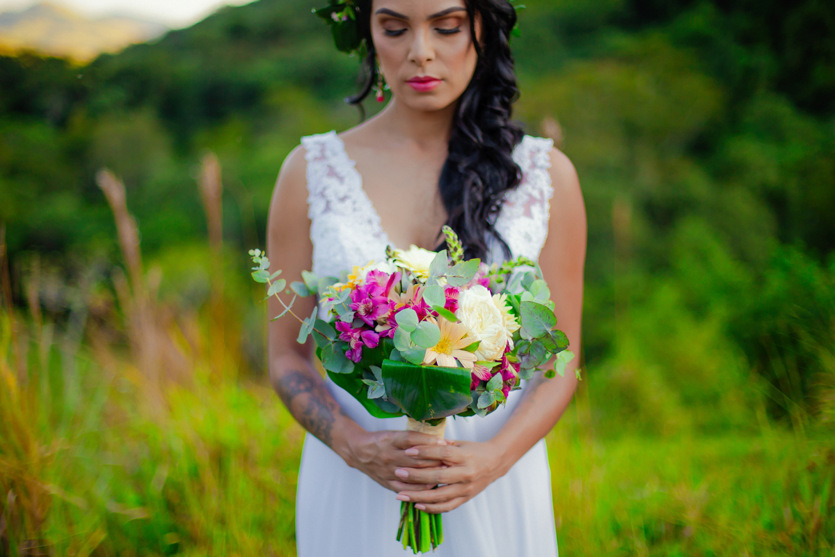 buque da noiva, noiva com buque, fotografia de casamento, casamento intimo fazenda luar de agosto