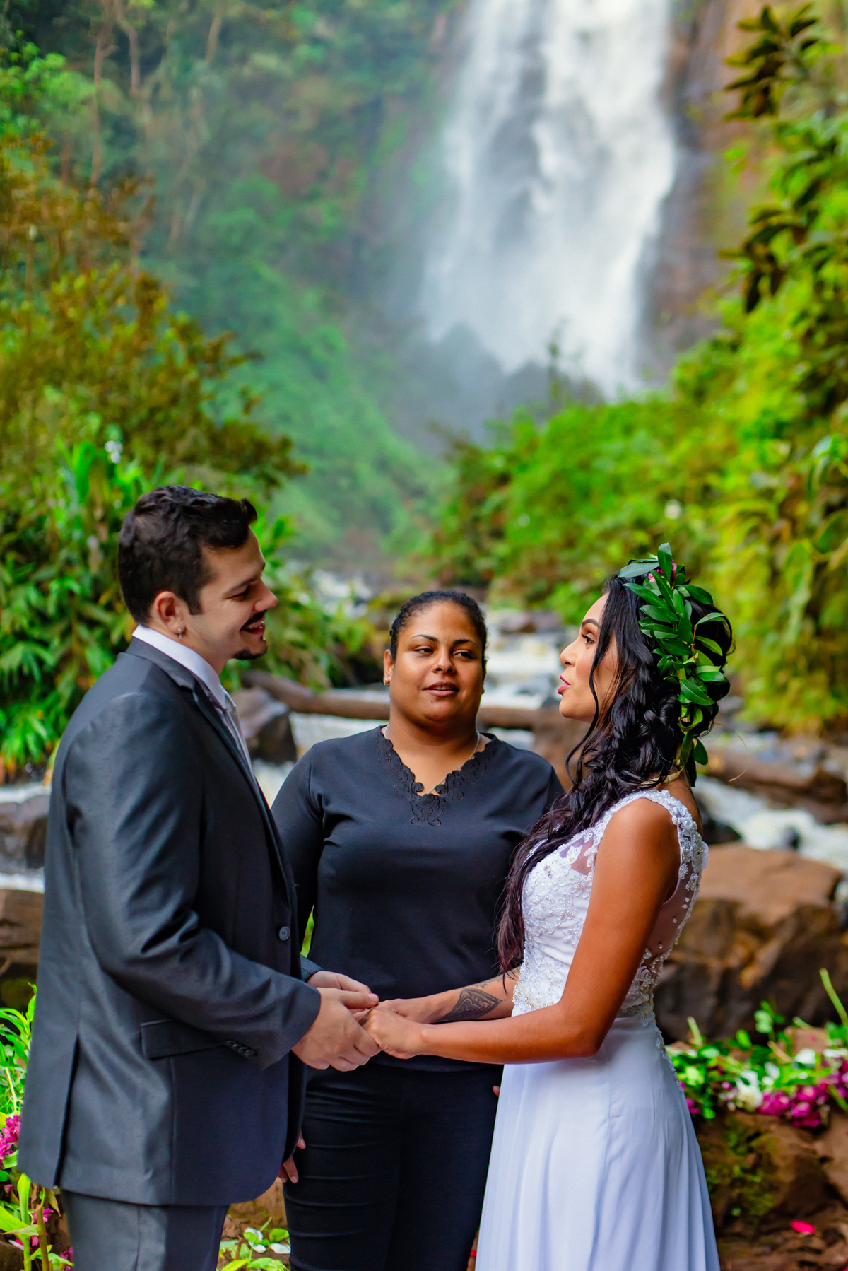 cerimonia casamento intimo fazenda luar de agosto, elopement wedding na chachoeira, casamento intimo fazenda luar de agosto, noivos,  casamento a dois