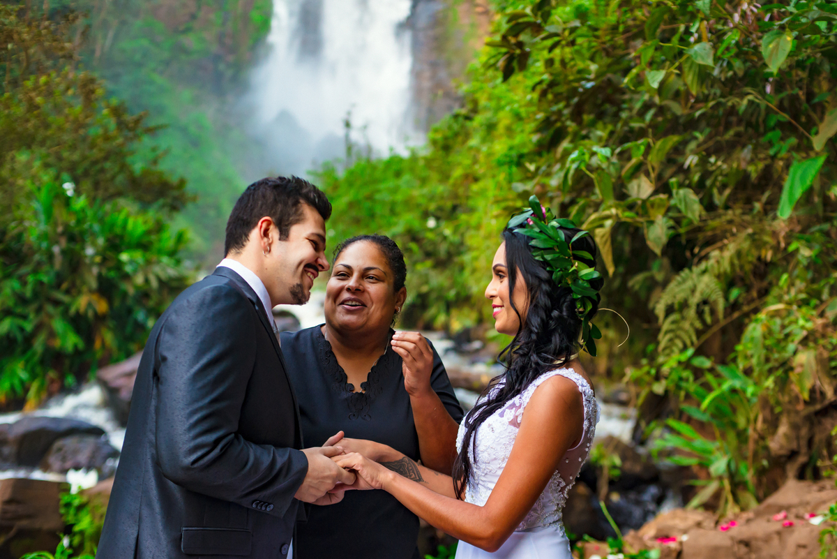 cerimonia casamento intimo fazenda luar de agosto, elopement wedding na chachoeira, casamento intimo fazenda luar de agosto, noivos,  casamento a dois, casamento intimo em londrina, fotografo de casamento em londrina, fotografo de casamento no paraná