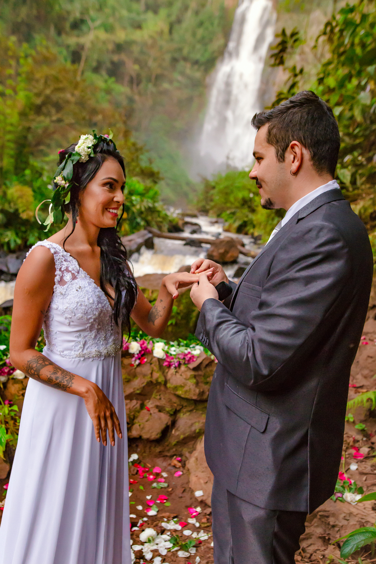 casamento intimo na cachoeira do hotel fazenda Luar de agosto em faxinal, fotografo de casamento Rodolfo de Andrade, troca de alianças na cachoeira