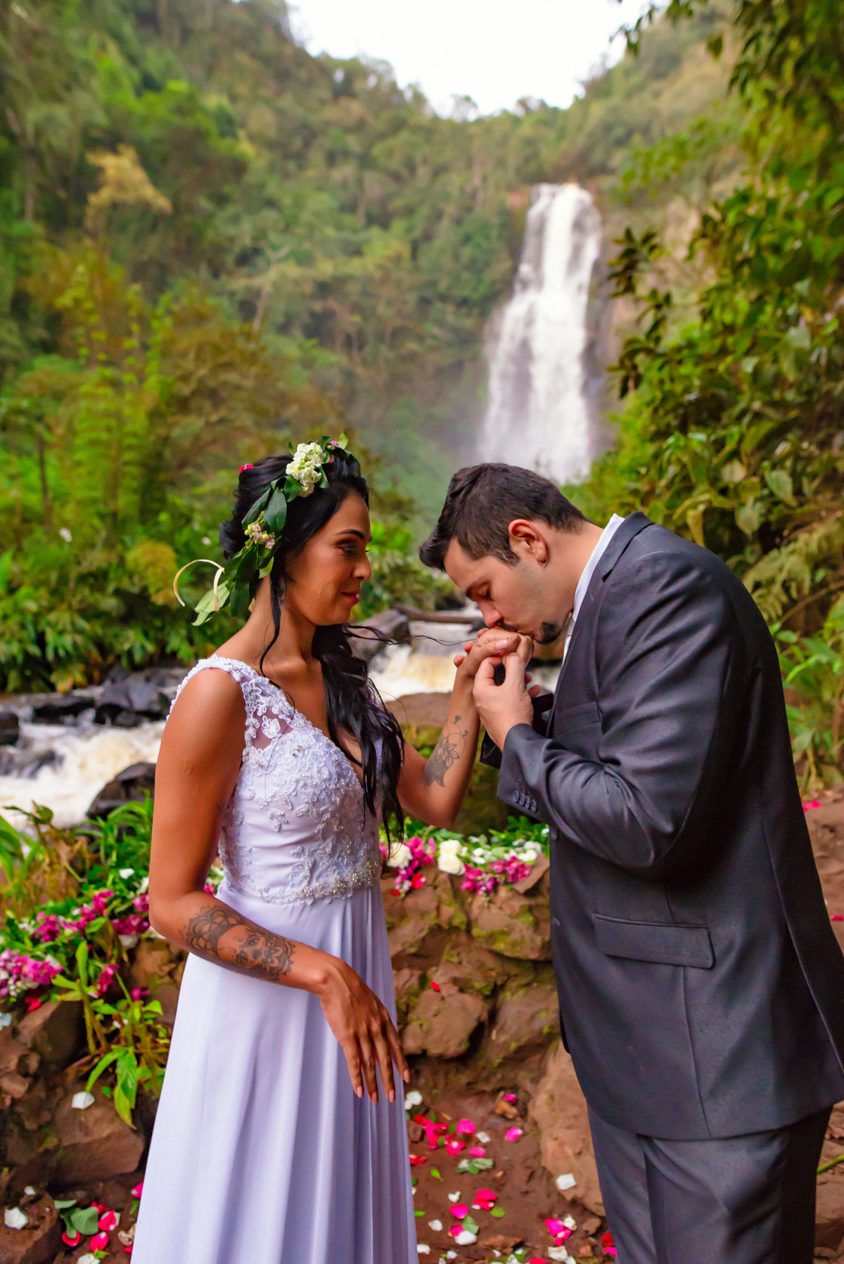casamento intimo na cachoeira do hotel fazenda Luar de agosto em faxinal, fotografo de casamento Rodofo de Andrade