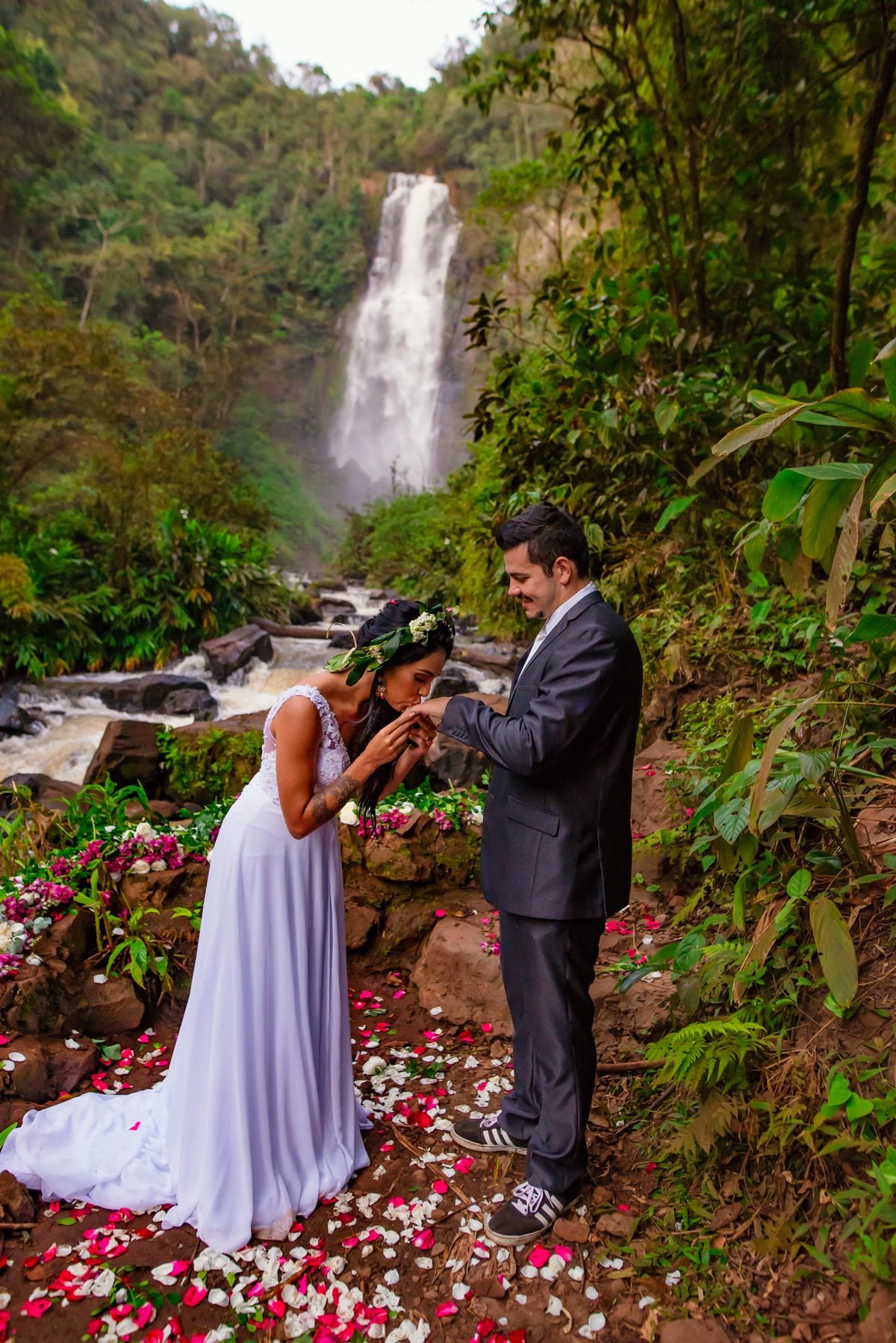 casamento intimo na cachoeira do hotel fazenda Luar de agosto em faxinal, fotografo de casamento 