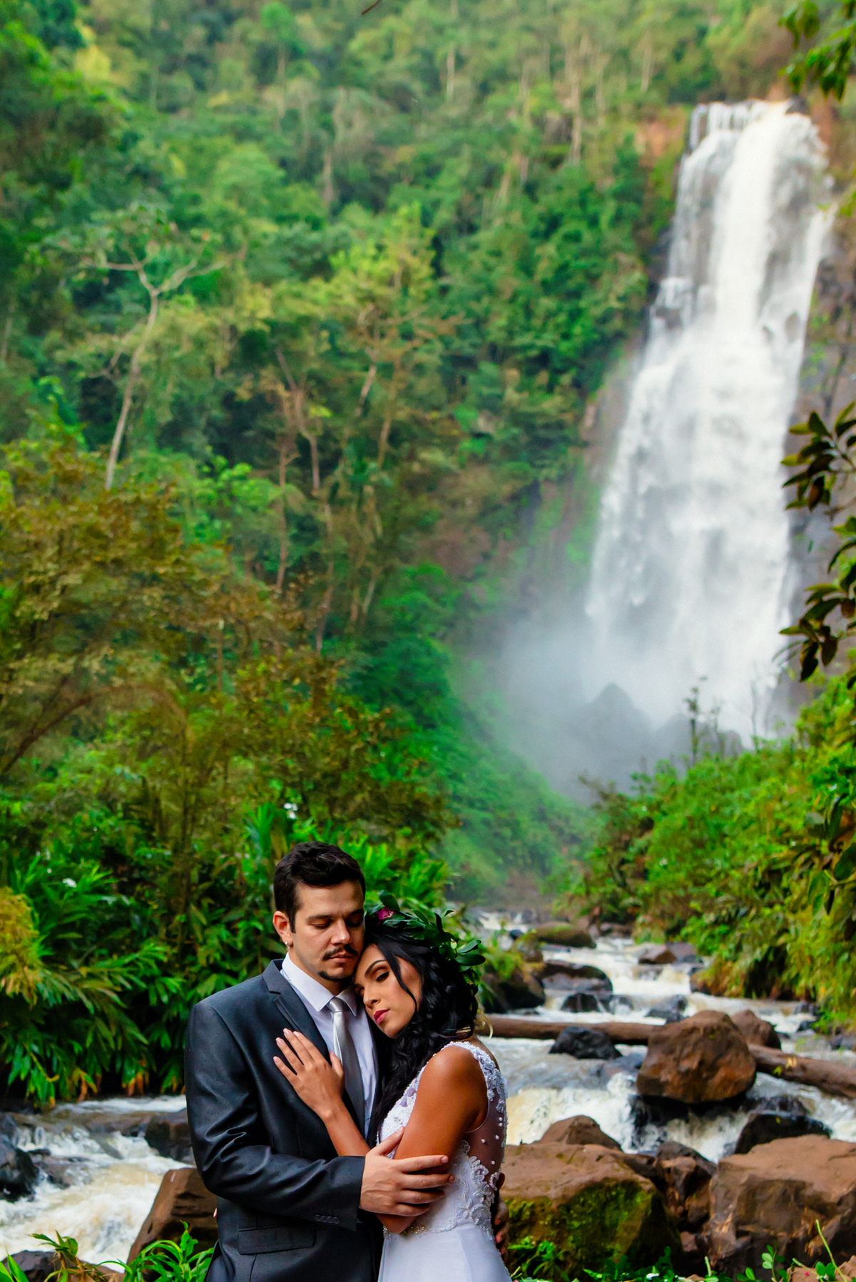 sessão de  noivos na cachoeira do hotel fazenda Luar de agosto em faxinal, fotografo de casamento Rodolfo de Andrade fotografia, 