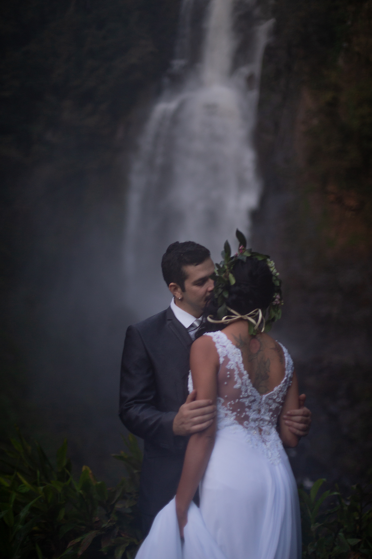 sessão de  noivos na cachoeira do hotel fazenda Luar de agosto em faxinal, fotografo de casamento Rodolfo de Andrade fotografia, casamento intimo na cachoeira 
