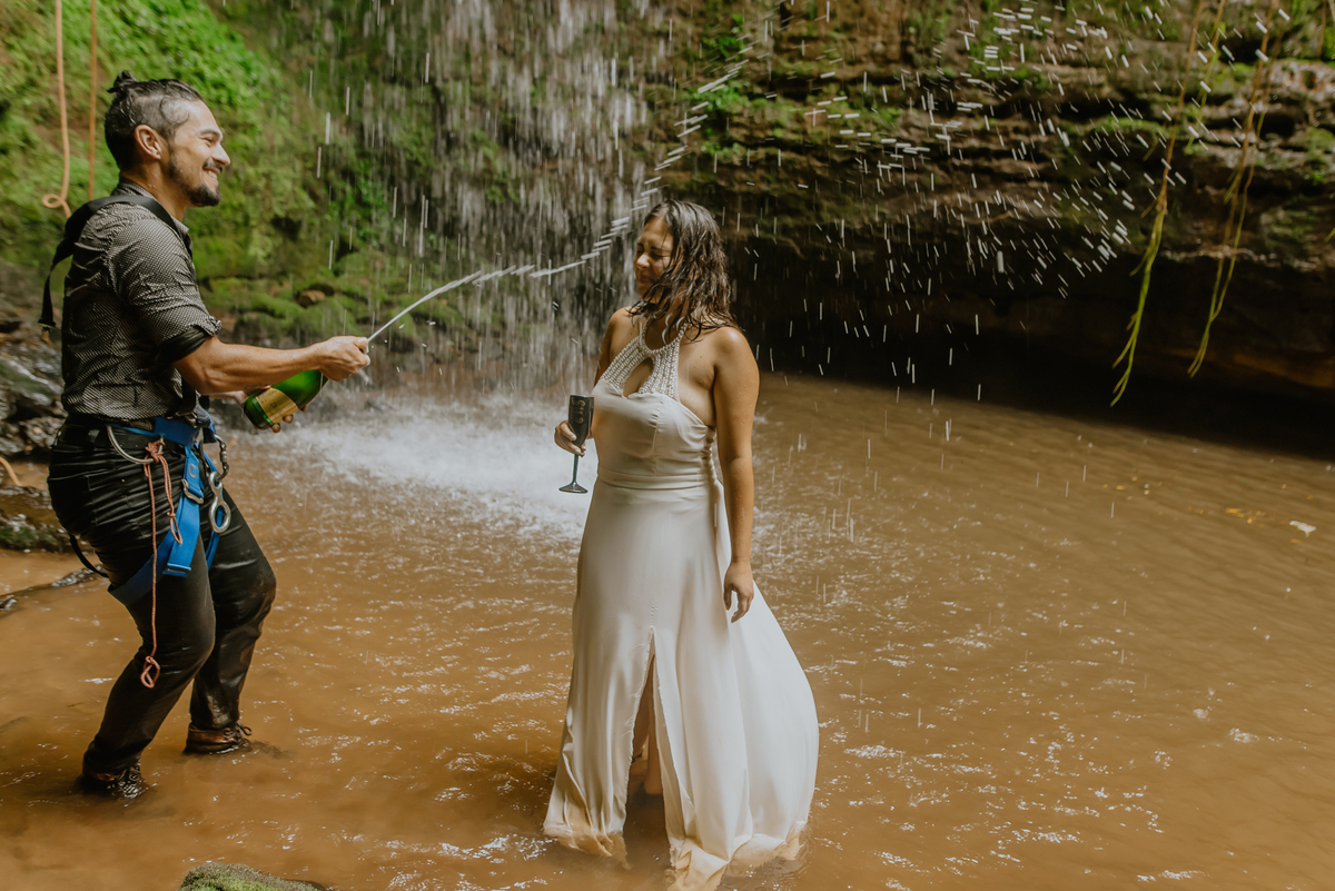  Elopement wedding faxinal-
PR, Elopement wedding rapel Paraná, Elopement wedding rapel Brasil, casal aventureiro rapel, noivos fazendo rapel