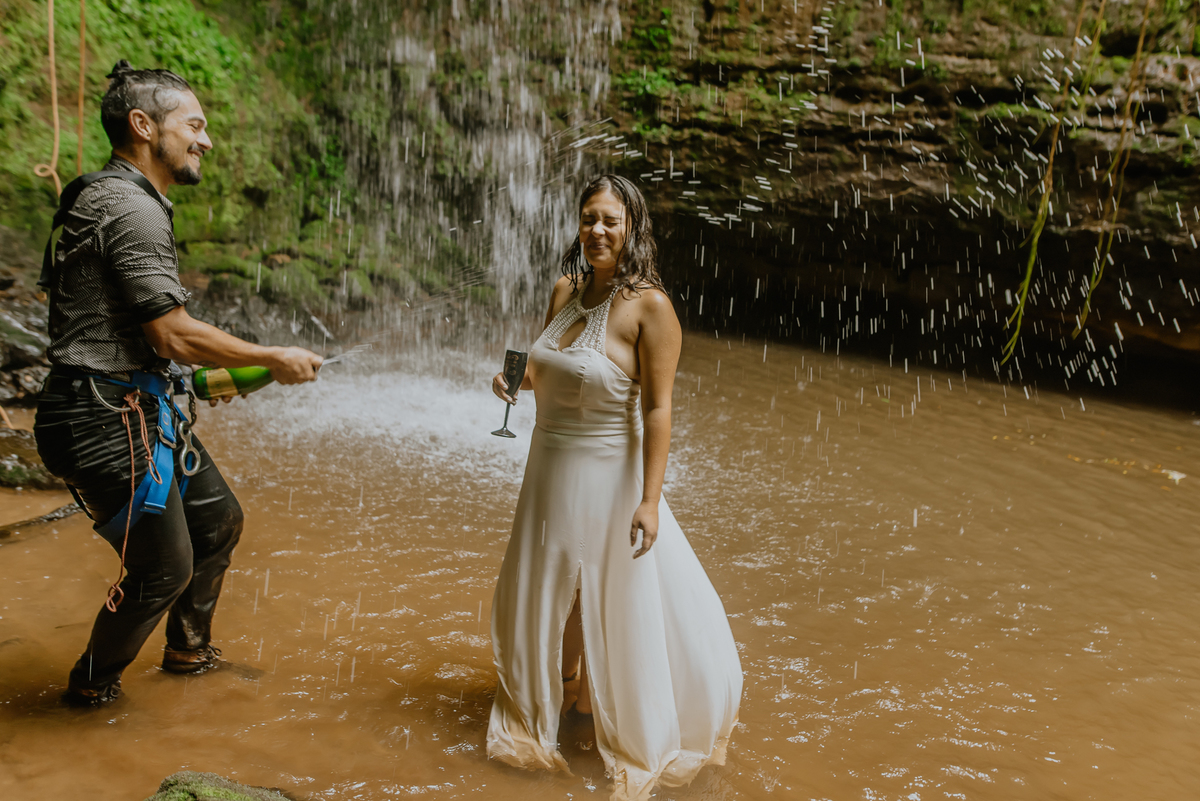  Elopement wedding faxinal-
PR, Elopement wedding rapel Paraná, Elopement wedding rapel Brasil, casal aventureiro rapel, noivos fazendo rapel