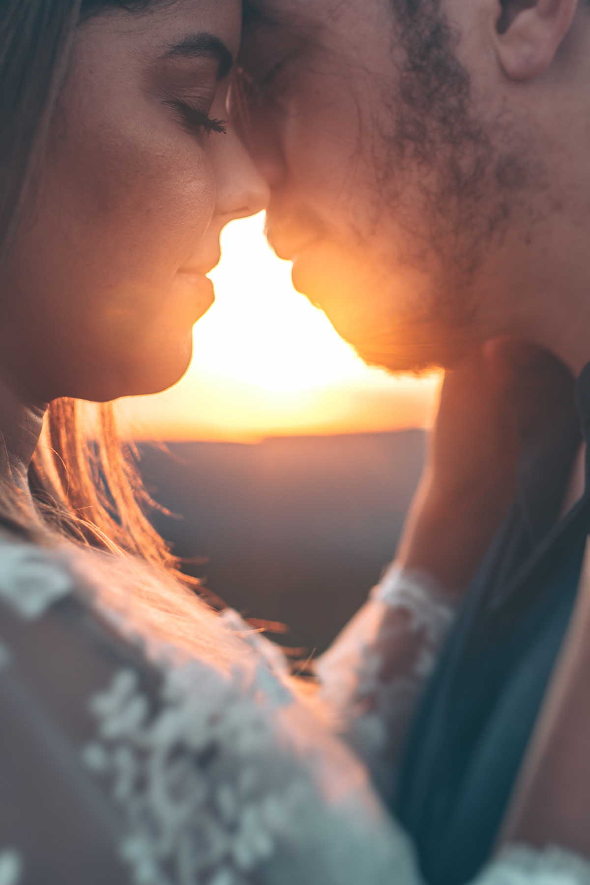 casal no por do sol, ensaio de casal no Paraná, pre wedding santa catarina, ensaio de casal criativo