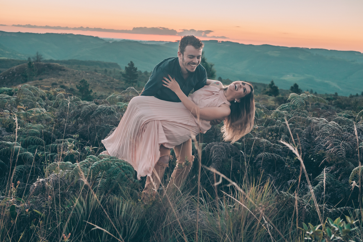 casal no por do sol, ensaio de casal no Paraná, pre wedding santa catarina, ensaio de casal criativo