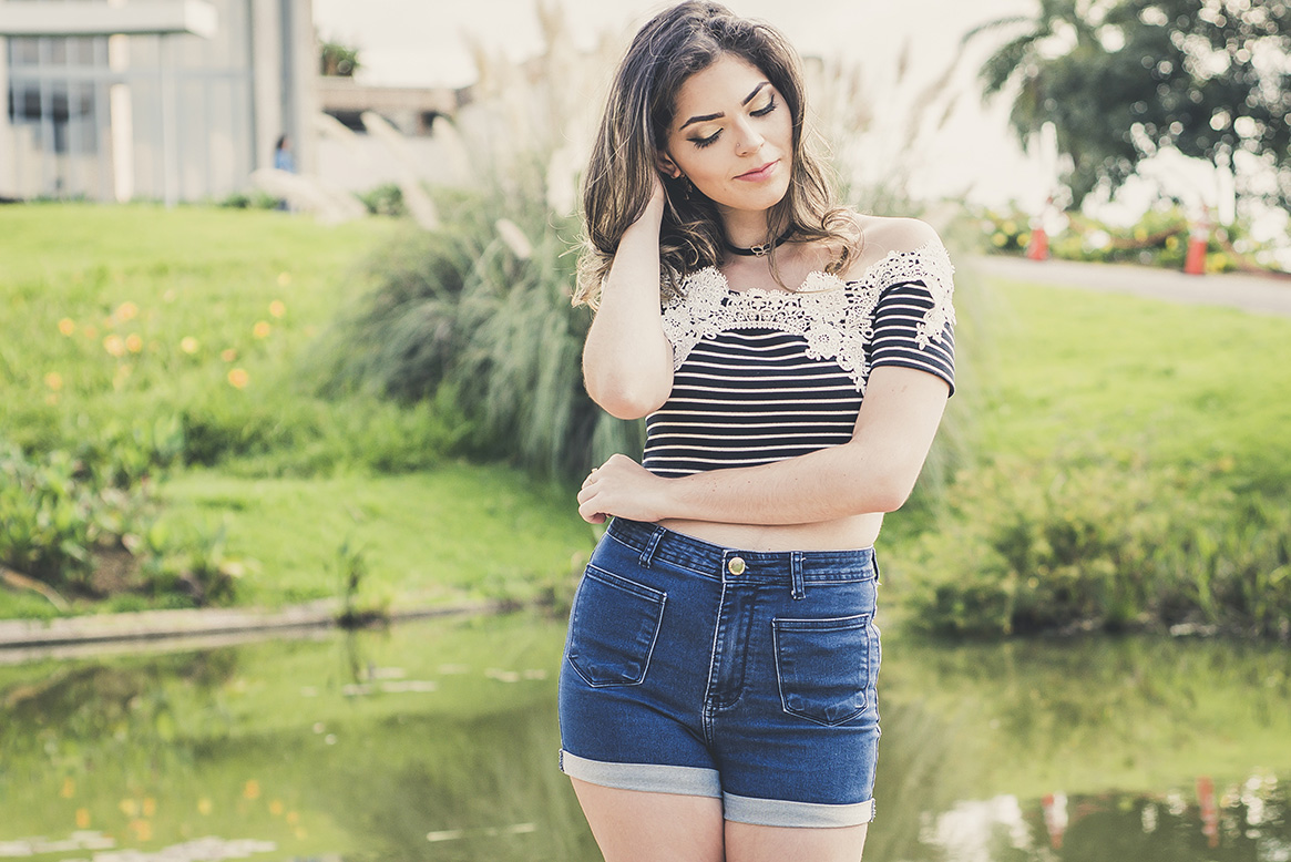 Em frente ao museu de arte da Pampulha a debutante posa para book de 15 anos para o fotógrafo de casamentos em belo horizonte BH MG