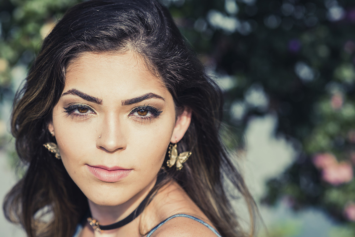 Modelo séria em pose feita para o ensaio de 15 anos feito no museu de arte da Pampulha em belo horizonte BH MG