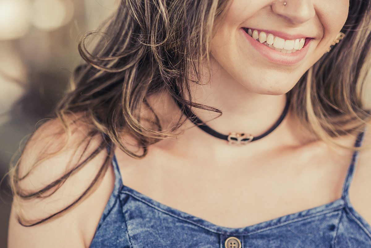 Detalhe do sorriso no book de 15 anos feito no museu de arte da Pampulha em Belo horizonte pelo fotógrafo de casamentos em belo Horizonte BH MG