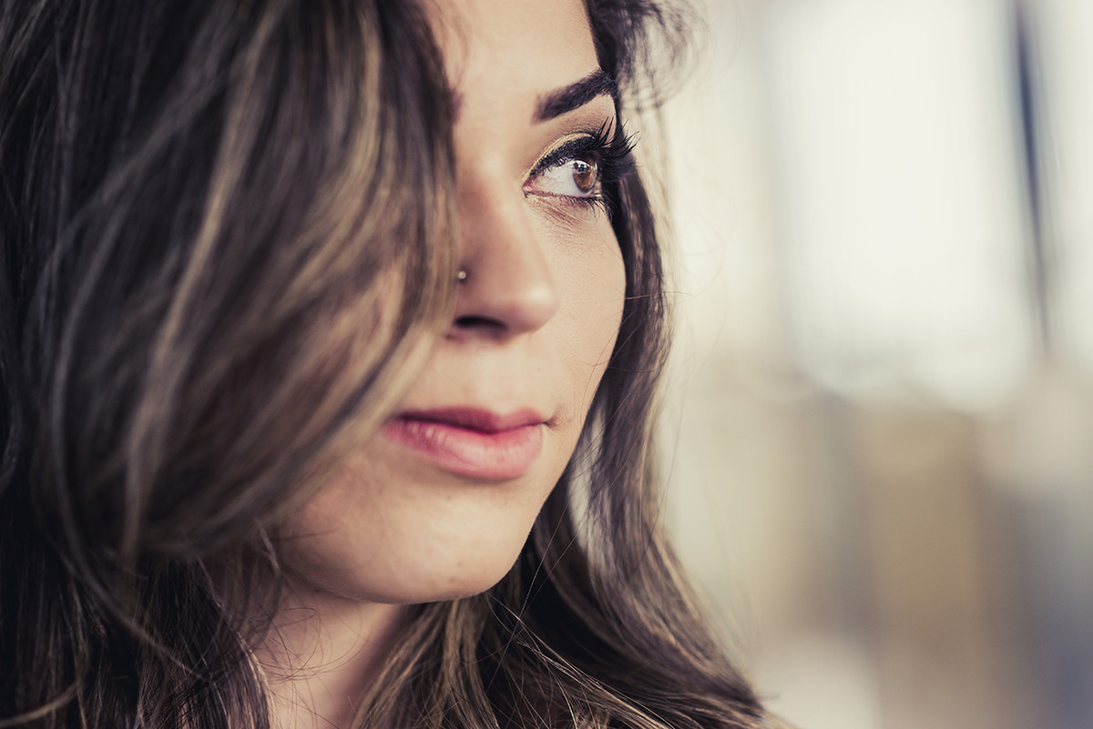 Detalhe dos olhos no book de 15 anos feito no museu de arte da Pampulha em Belo horizonte pelo fotógrafo de casamentos em belo Horizonte BH MG