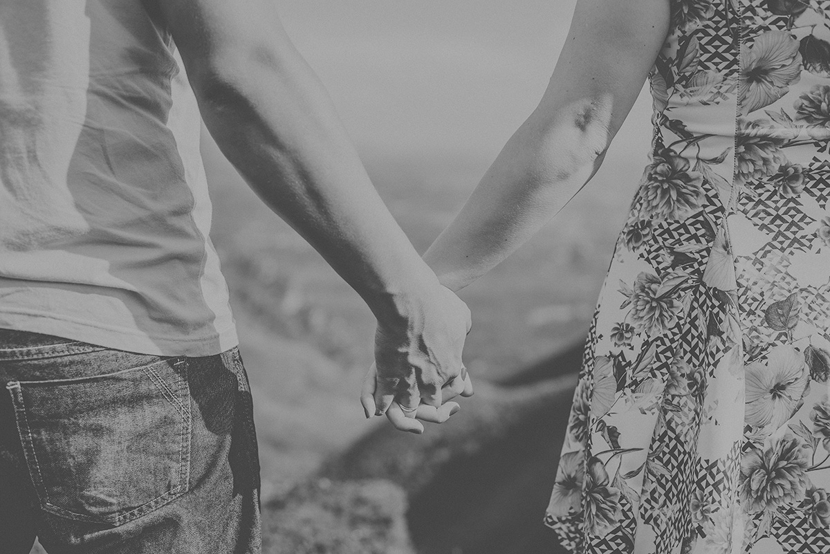 Casal de mãos dadas no ensaio de pre wedding feito pelo fotógrafo de casamentos João Paulo na serra do rola moça MG