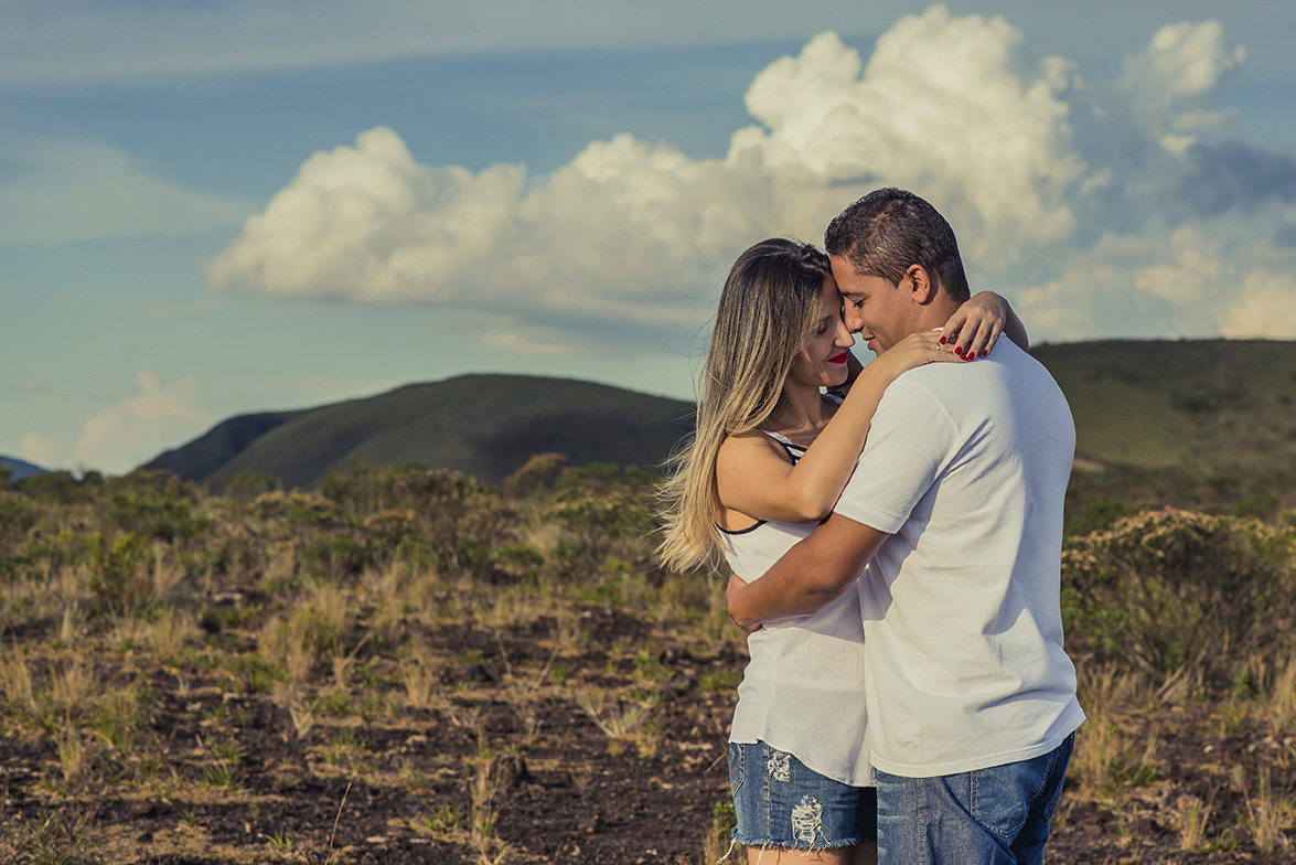 Noiva abraçando o noivo com os olhos fechados click do fotógrafo de casamento Belo Horizonte BH MG com uma linda vista da Serra do rola moça