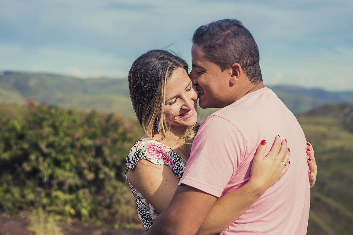 Casais sorrindo e feliz no ensaio pre wedding na serra do Rola Moça no click do fotografo de casamentos em Belo Hoizonte BH MG