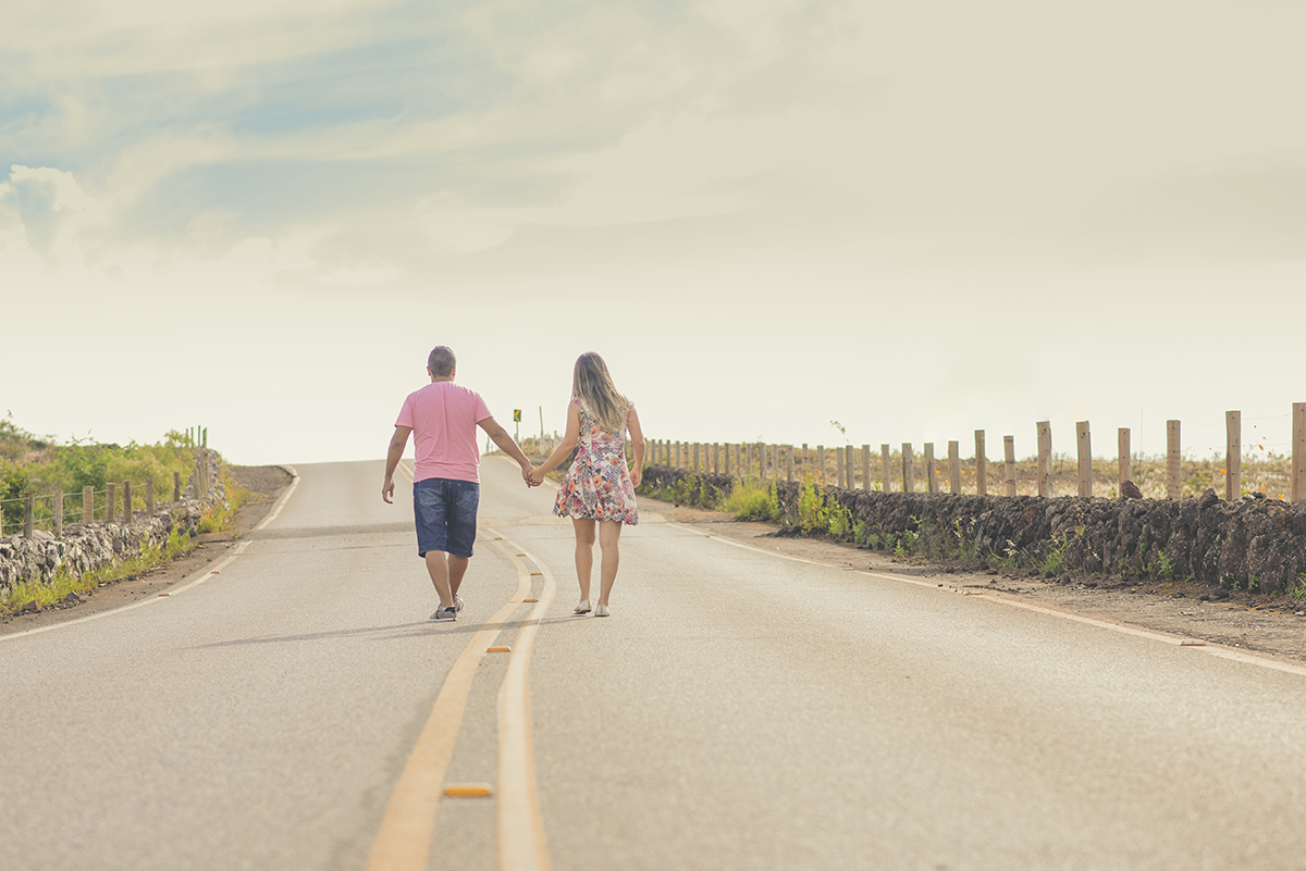Casais de mãos dadas caminhando na estrada com uma linda paisagem da serra do rola moça em MG