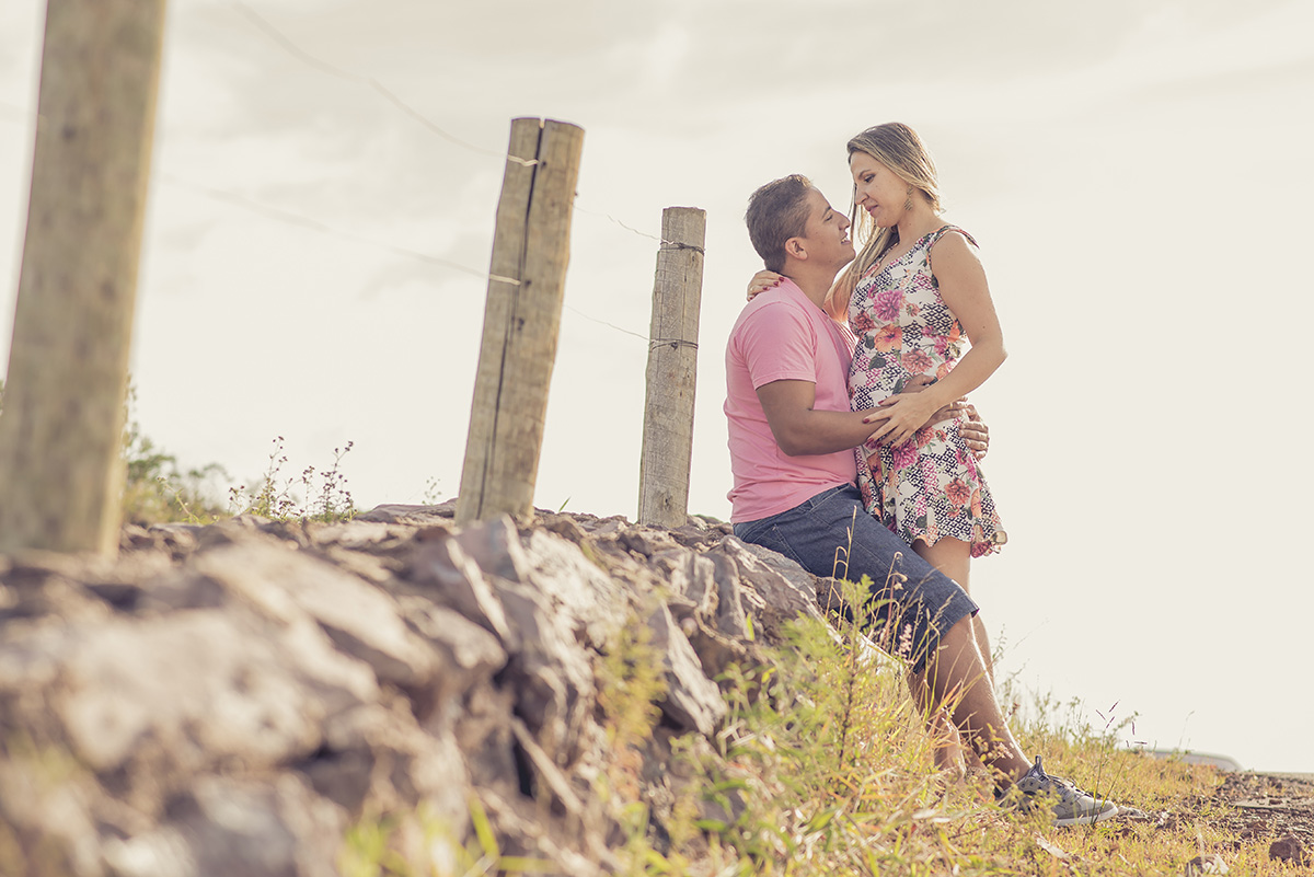 Casais se olhando felizes no ensaio de pre casamento feito a serra do rola moça mg pelo fotógrafo de casamentos João Paulo