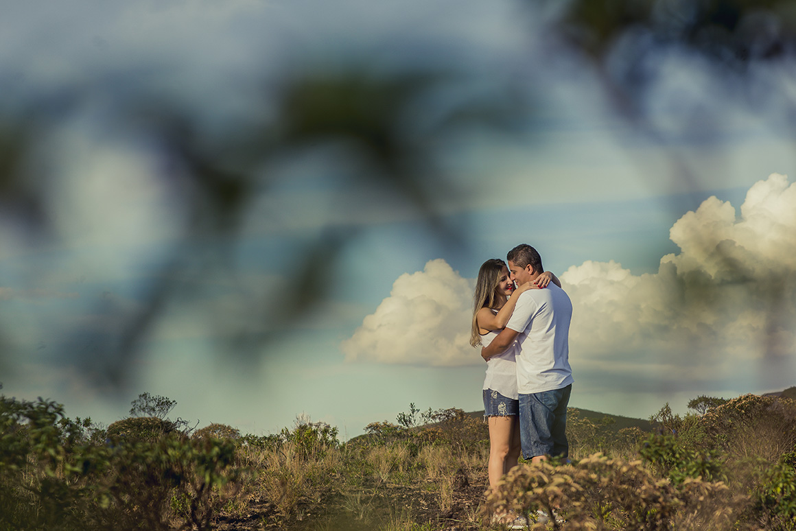 Casal abraçado se olhando e felizes no click do fotógrafo de casamento Belo Horizonte BH MG com uma linda vista da Serra do rola moça