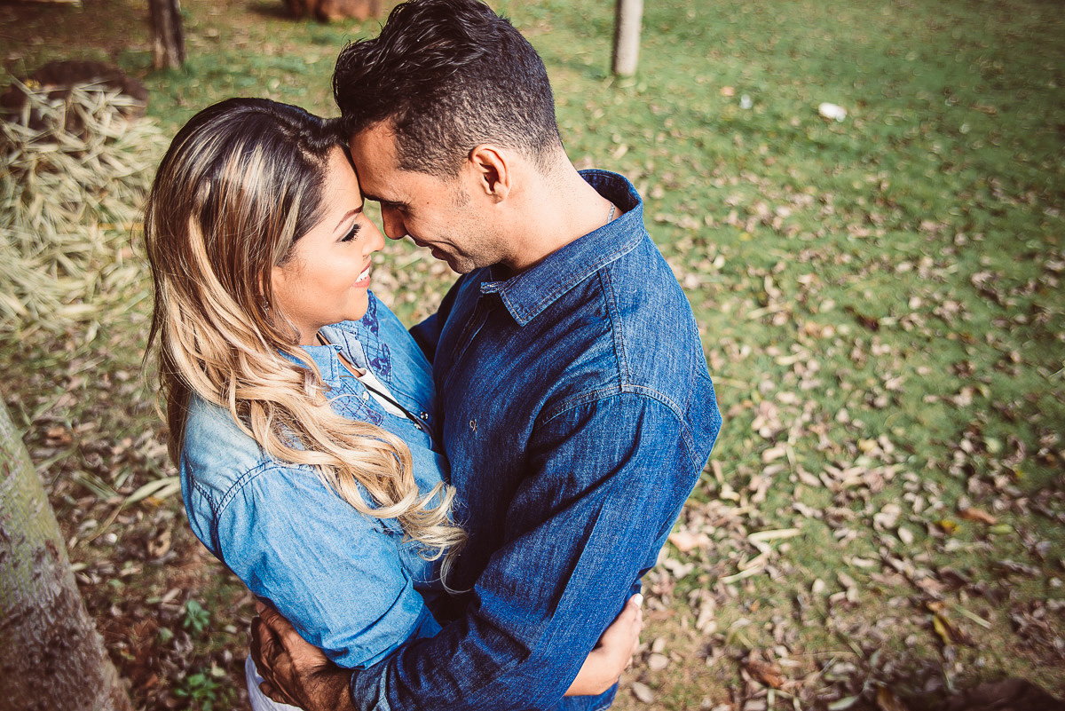 Casal abraçado no ensaio de pre wedding feito no parque das águas em belo horizonte bh mg
