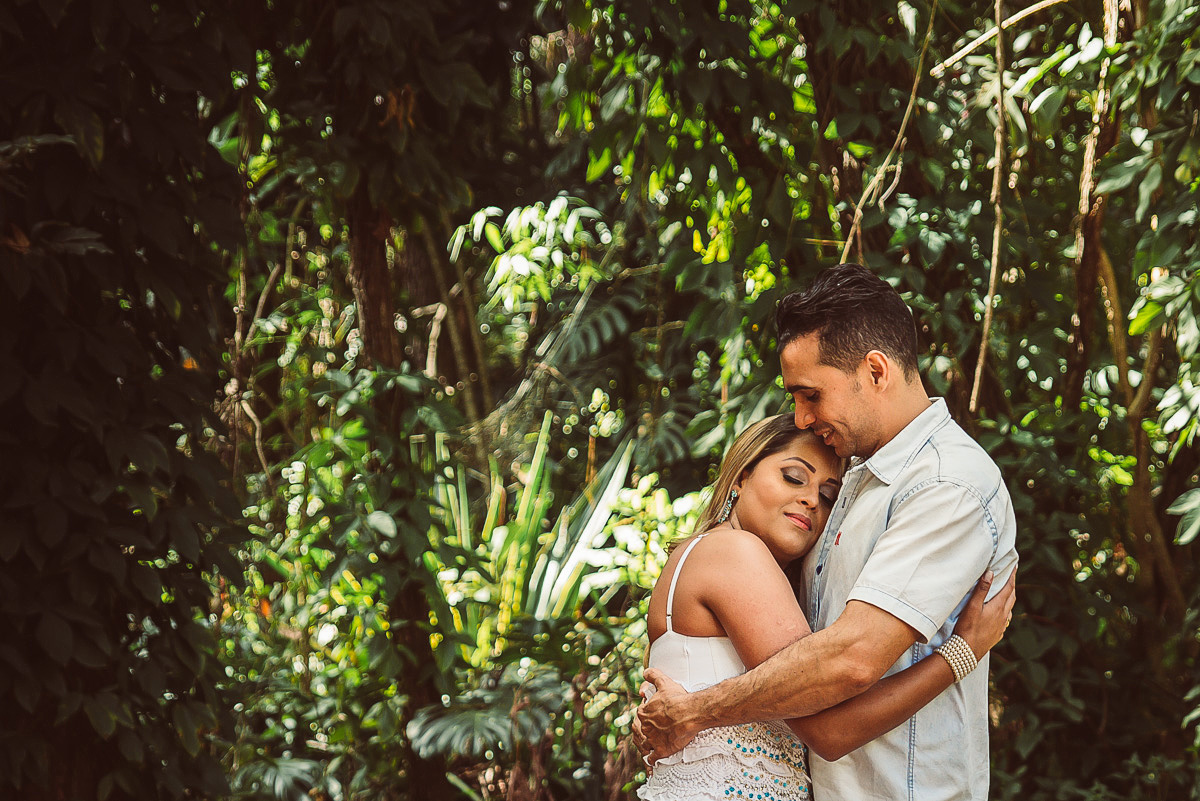 Casal abraçado na foto do ensaio de pre wedding do fotógrafo de casamentos em belo horizonte João Paulo