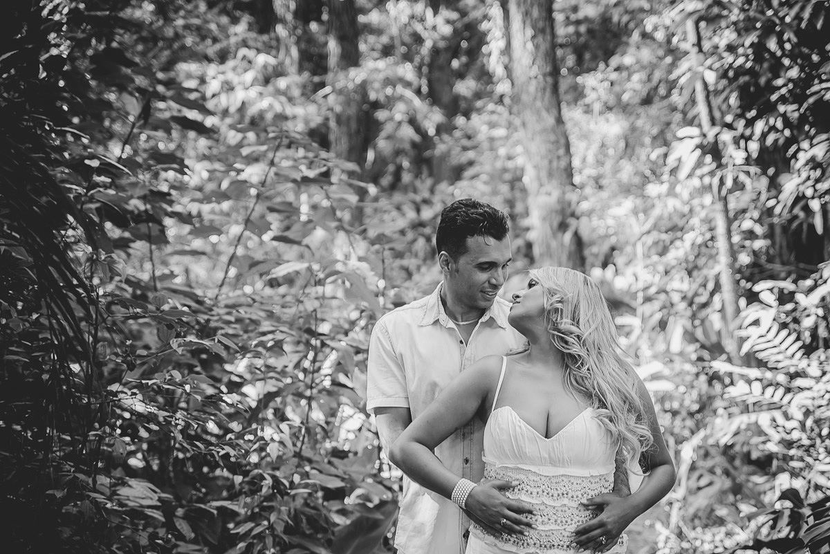 Casal se olhando para o click do fotógrafo de casamentos em Belo horizonte BH MG