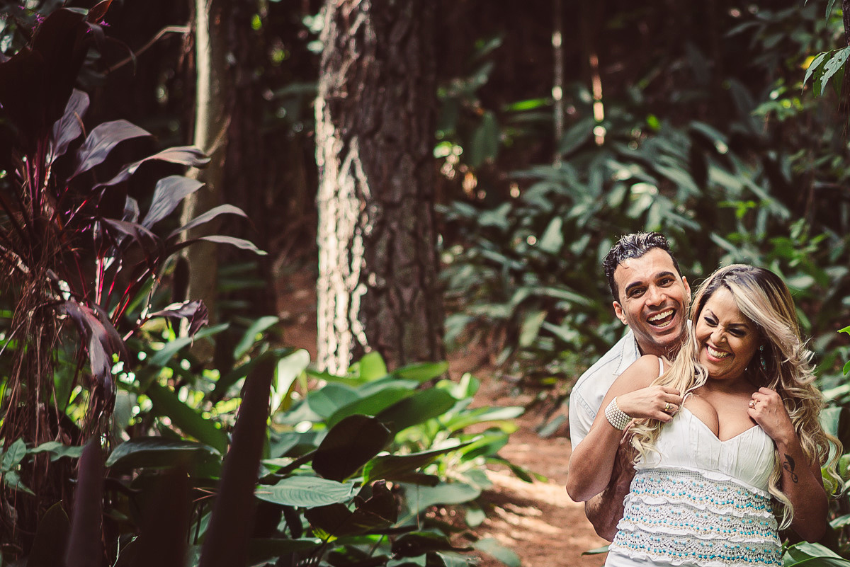 Casal feliz no ensaio pre casamento no parque das águas do barreiro em Belo Horizonte BH MG