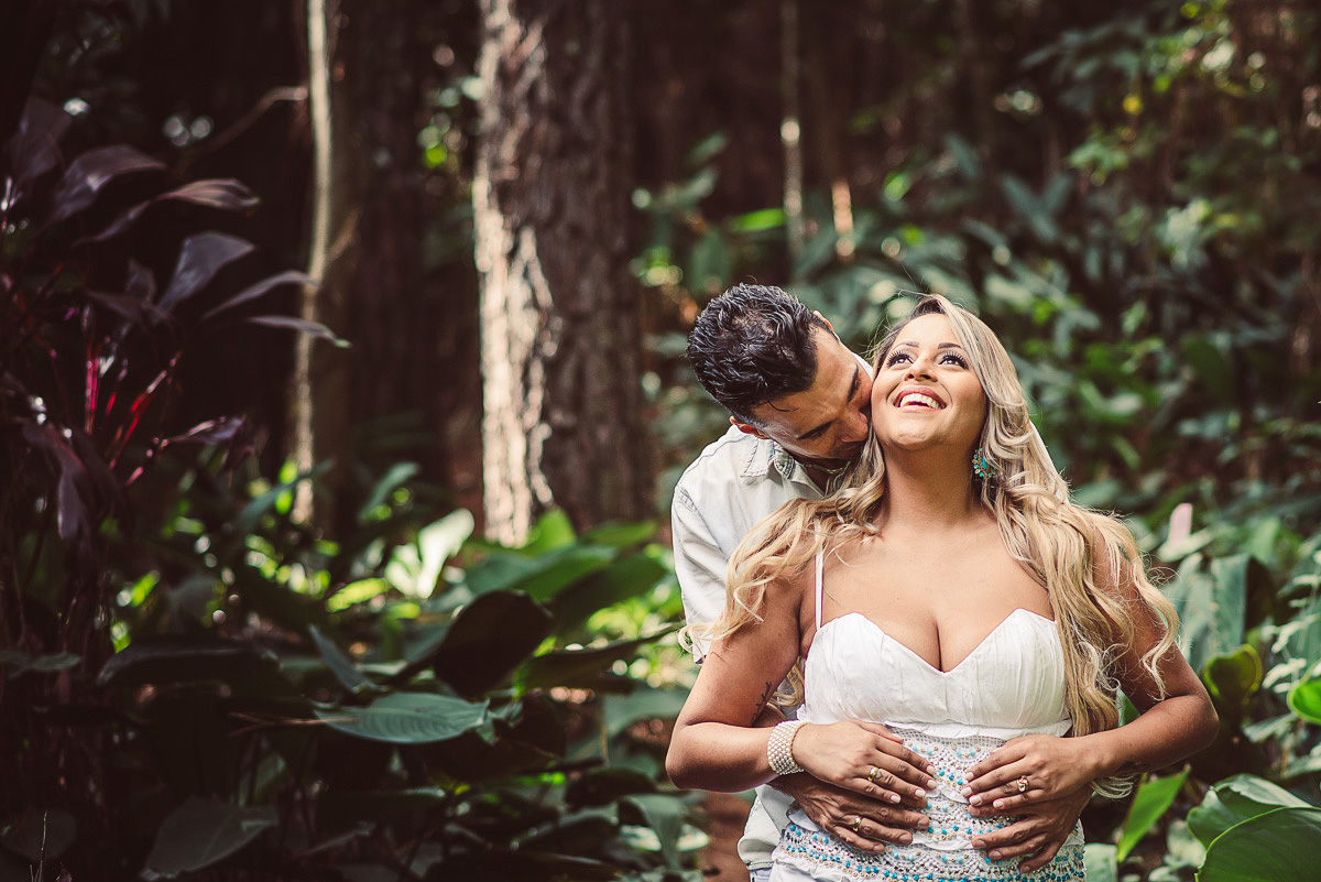 Noivo beijando a noiva no ensaio de pré wedding do fotógrafo de casamentos em belo Horizonte BH MG