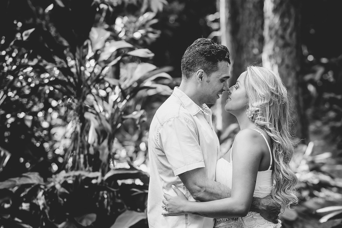 Casal apaixonado no ensaio de casal no parque  das águas no barreiro em Belo horizonte BH MG