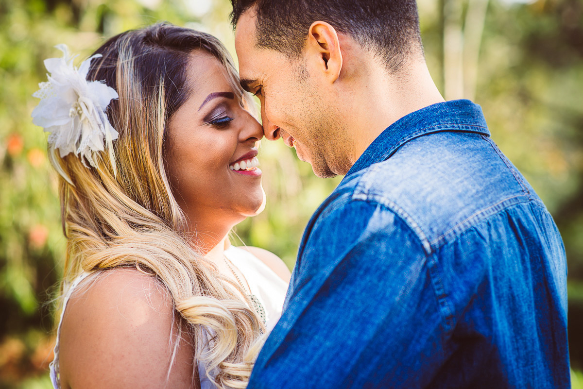 Casal sorrindo Feliz no ensaio de casal parque das águas em belo horizonte BH MG