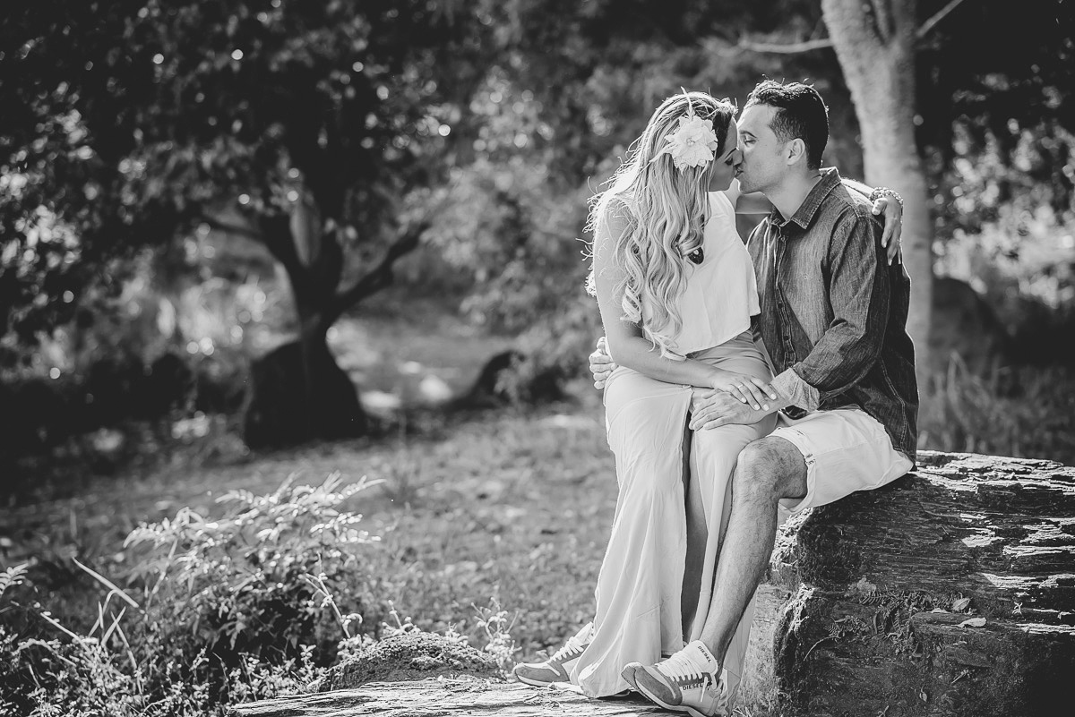 casal se beijando no ensaio de pre casamento no parque das águas no barreiro em Belo Horizonte BH MG