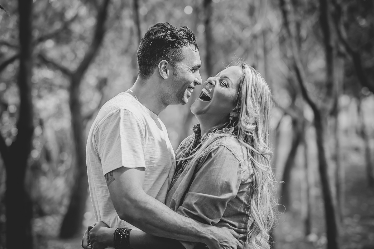 Casal sorrindo feliz no ensaio de Pré wedding no parque das águas no barreiro