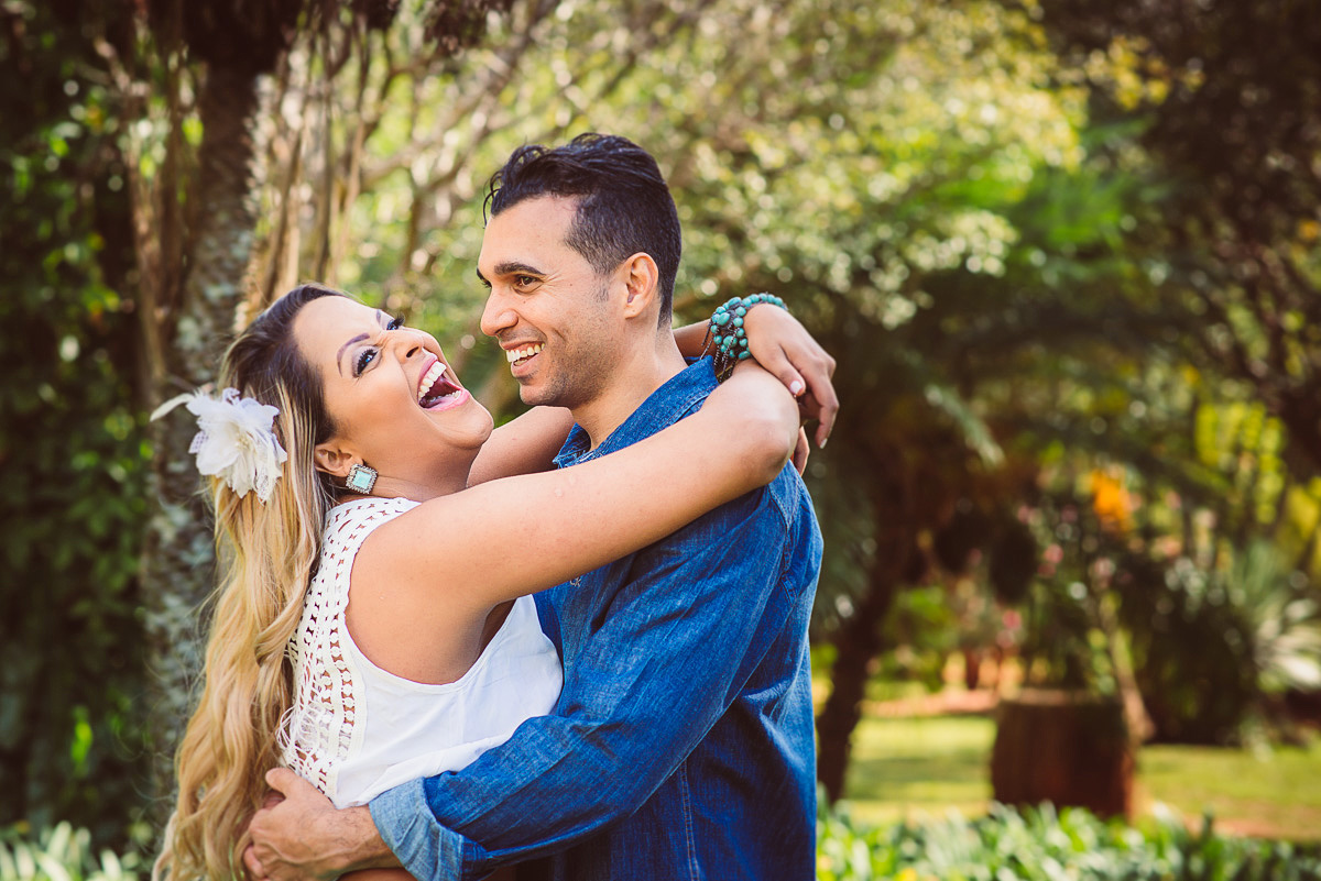 noiva sorrindo no ensaio de pré casamento feito no parque das águas em belo horizonte BH MG