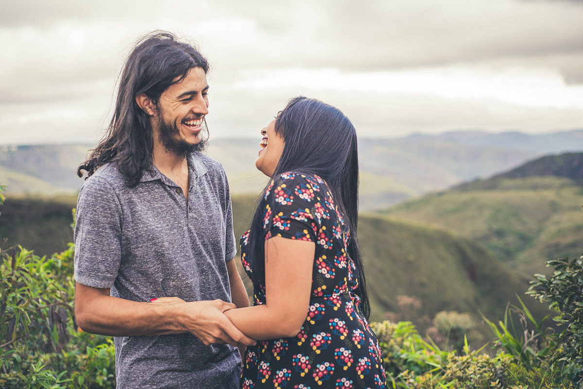Noivo segurando a mão da noiva no ensaio pre wedding na serra do rola moça - mg