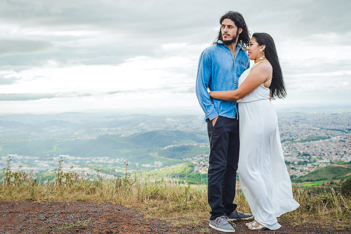 casal abraçado no click do fotografo de casamentos em belohorizonte - bh mg no ensaio pre wdding na serra do rola moça