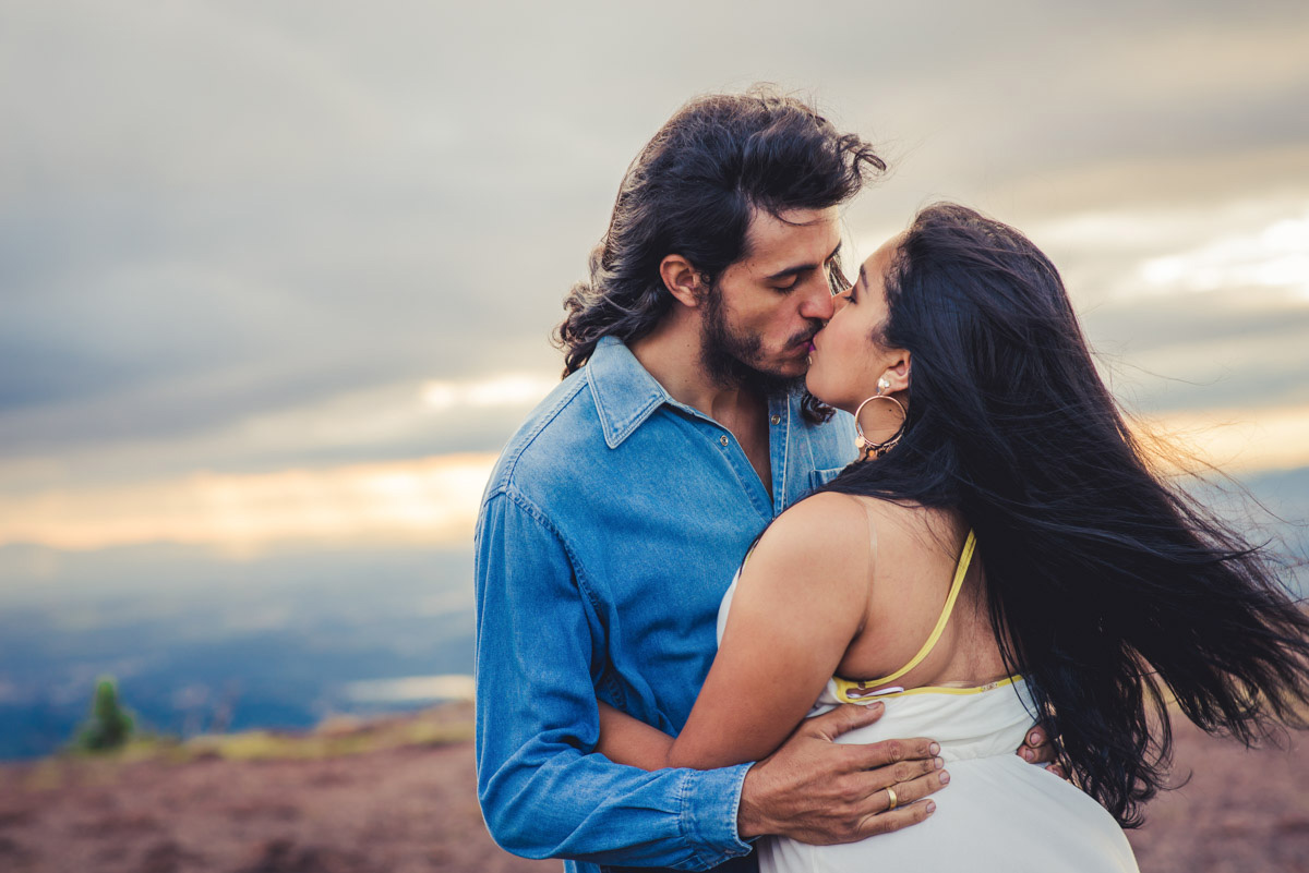 noivos se beijando no ensaio de pre wedding na serra do rola moça no click do fotografo de casamentos em belo horizonte João Paulo