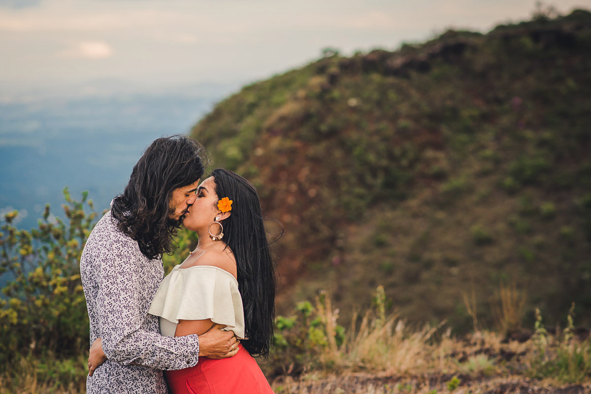 Noivo beijando a noiva no ensaio pre wedding na serra do rola moça no click do fotografo João Paulo