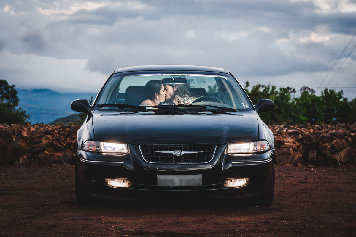 Noivos dentro do carro no ensaio pre wedding na serra do rola moça feito pelo fotografo de casamentos em Belo Horizonte João Paulo