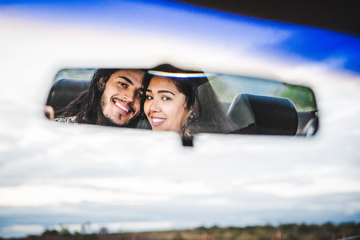 Noivos dentro do carro no ensaio pre wedding na serra do rola moça feito pelo fotografo de casamentos em Belo Horizonte João Paulo