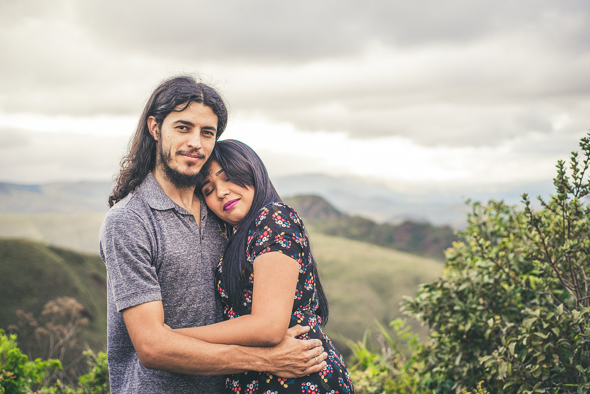 Noiva abraçando o noivo no ensaio pre wedding feito na serra do rola moça pelo fotografo de casamentos em Belo Horzionte João Paulo