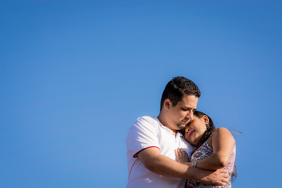 noivos abraçados com céu azul na serra do rola moça 