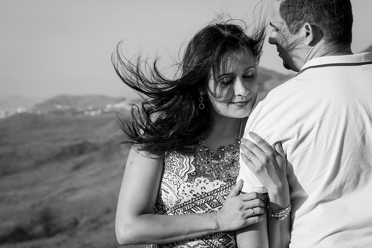 noiva com cabelos ao vento no ensaio save the date na serra do rola moça