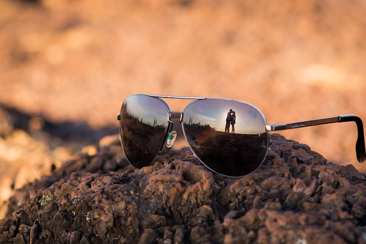 reflexo dos noivos no óculos na foto criativa do ensaio de pre wedding do fotografo de casamentos em belo horizonte joão paulo 