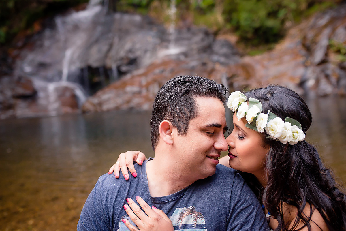 casal de noivos na cachoeira no ensaio pre wedding na cachoeira